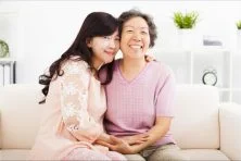 6 cách nói chuyện với mẹ chồng tương lai khéo léo mà ấn tượng.