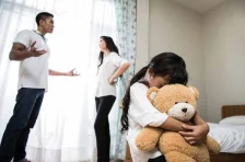 Mẹ ngoại tình ảnh hưởng nghiêm trọng đến tâm lý của trẻ.