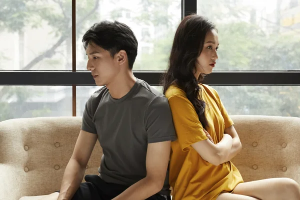Những cách giải quyết cho cặp đôi đã chia tay nhưng vẫn ở chung.