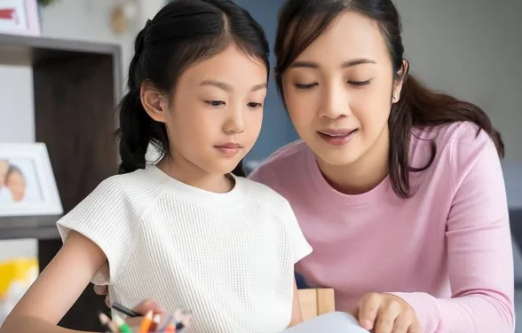 Nhẹ nhàng chỉ dạy cho trẻ.