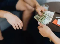 Chồng đưa lương cho mẹ giữ chứ không đưa cho vợ vậy có được không?