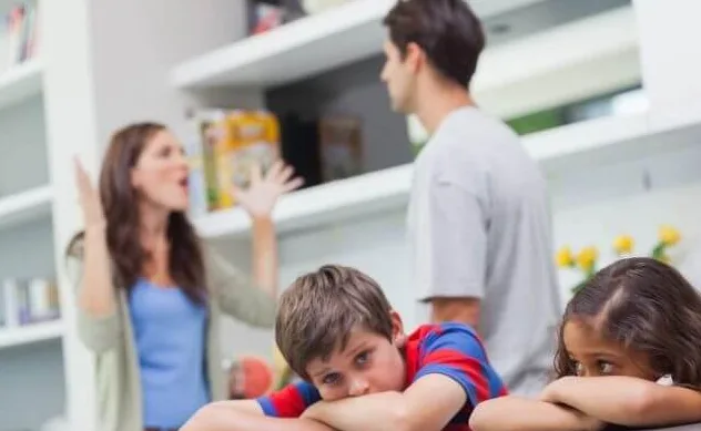 Vợ chồng ly hôn khi có 2 con, nên hay không dưới góc nhìn pháp luật Vợ chồng ly hôn khi có 2 con