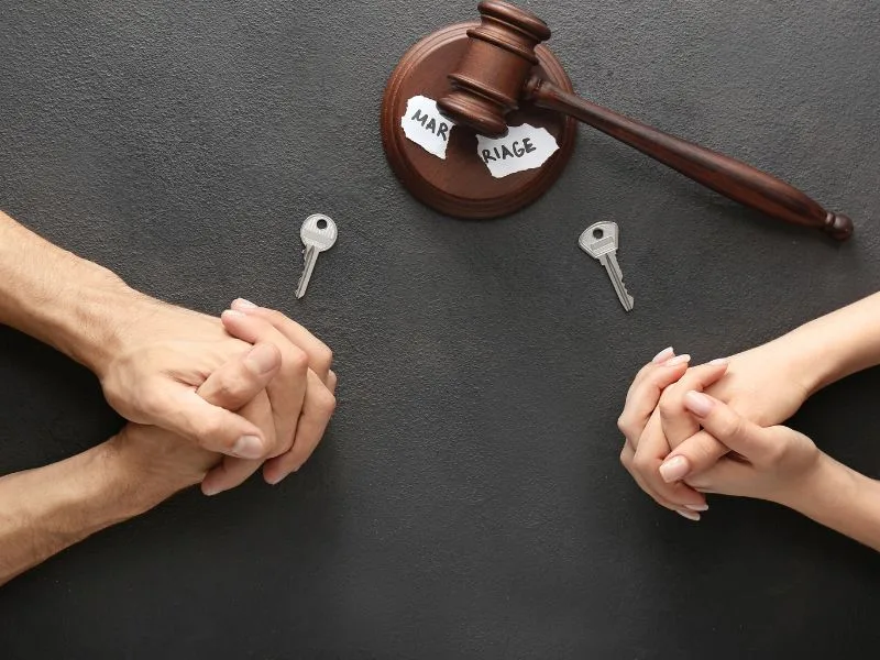 Ly dị là gì? Hệ quả pháp lý của việc ly dị ly dị là gì