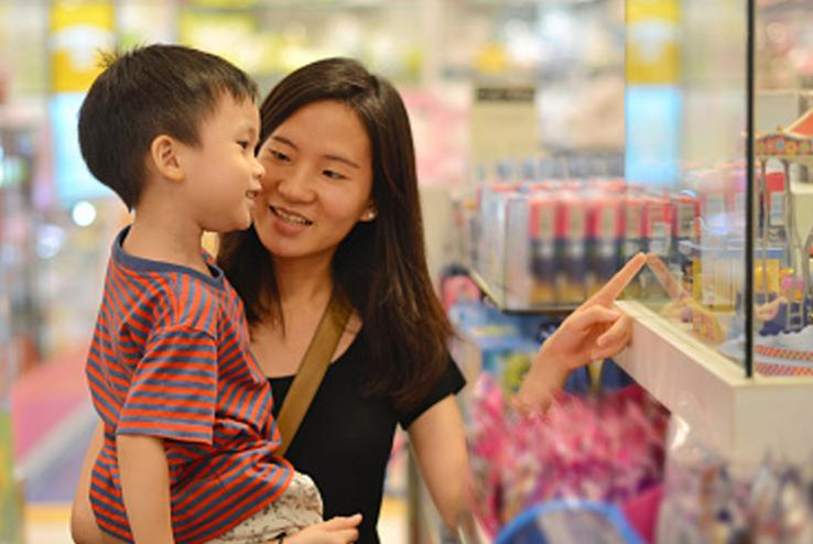 Khi con đòi mua đồ chơi không được thì ăn vạ bố mẹ nên làm gì? Phương pháp giải quyết khi con đòi mua đồ chơi.