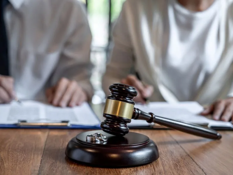 Khởi kiện ly hôn