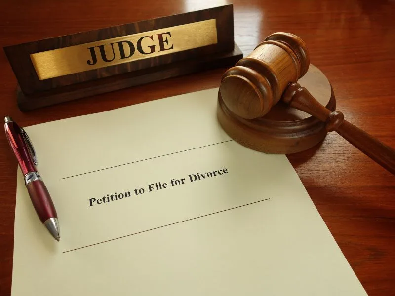 Khởi kiện ly hôn