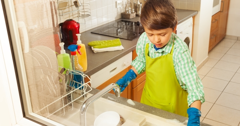 Tầm quan trọng của cho con làm việc nhà từ nhỏ Lợi ích khi cho con làm việc nhà từ nhỏ