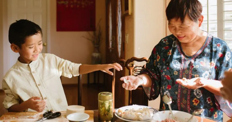 Khi ông bà can thiệp vào việc nuôi con quá nhiều nên xử lý khéo thế nào? Duy trì sự hòa thuận trong gia đình