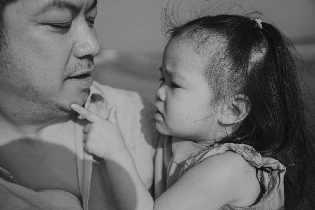 Cha mẹ ôm con, trấn an tình yêu thương sau thông báo ly hôn. Cha mẹ ôm con, trấn an tình yêu thương sau thông báo ly hôn.