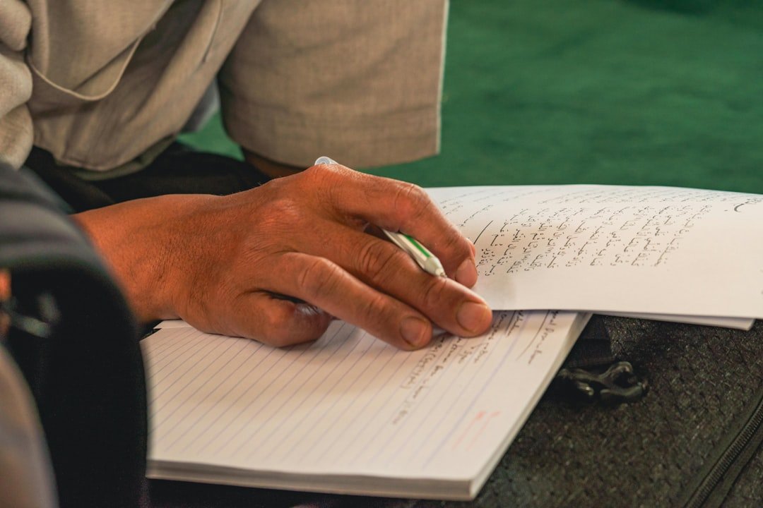 Viết nhật ký để chữa lành cảm xúc sau ly hôn