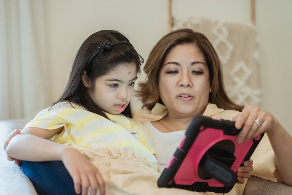 Cha mẹ ly hôn cùng con cái trò chuyện vui vẻ