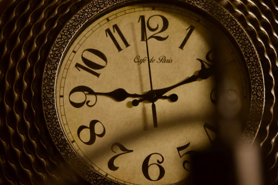 Đồng hồ và giấy tờ pháp lý tượng trưng cho thủ tục ly hôn nhanh