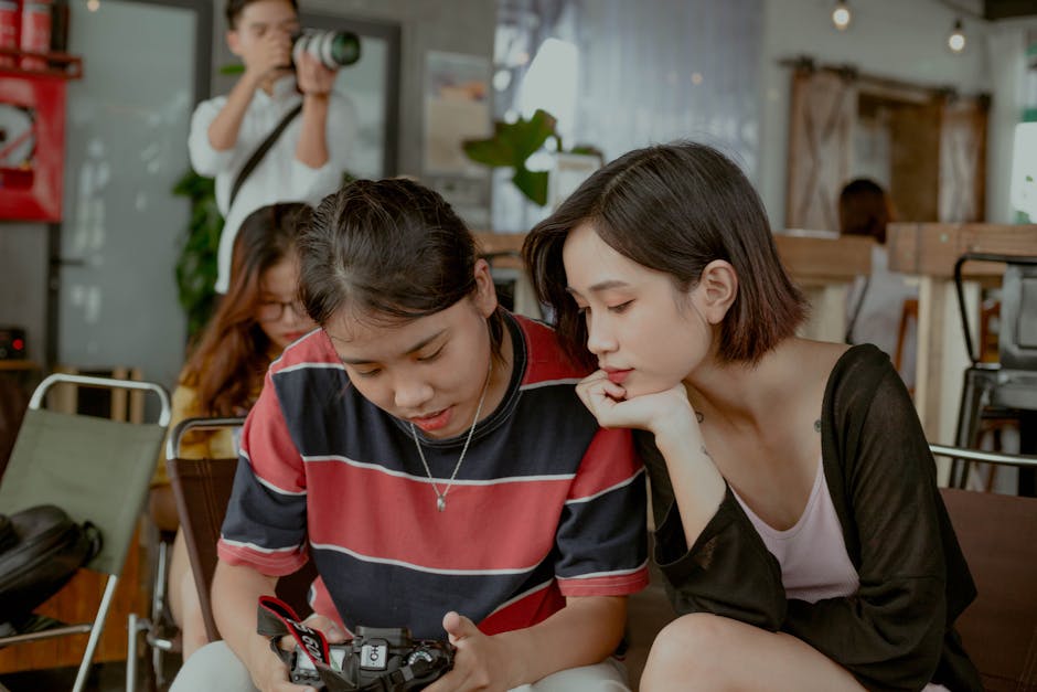 Nhóm bạn bè đang an ủi, động viên một người phụ nữ, thể hiện sự hỗ trợ xã hội sau ly hôn.