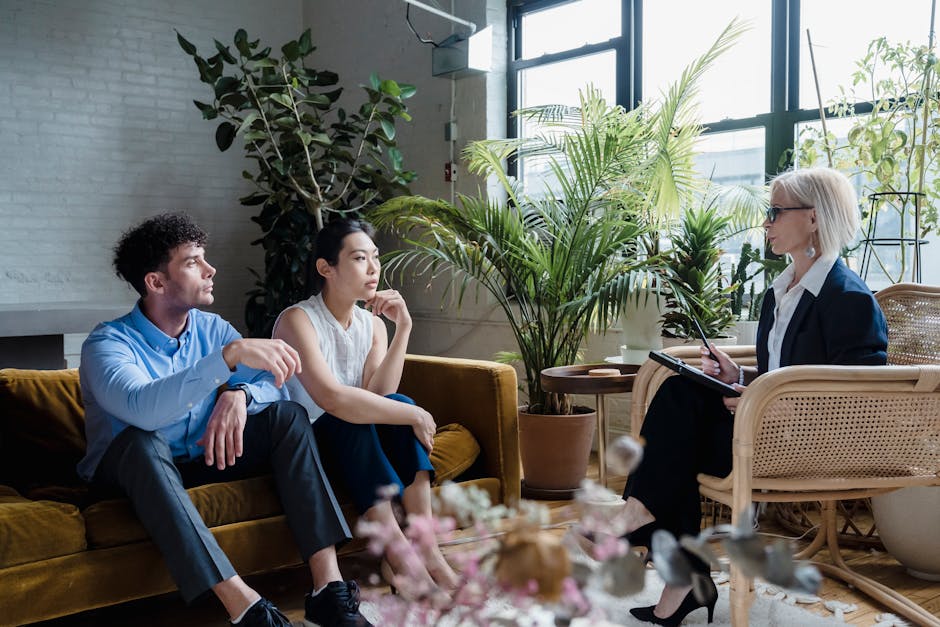 Một người đang nói chuyện với chuyên gia tâm lý trong không gian ấm cúng, thể hiện sự hỗ trợ chuyên nghiệp.
