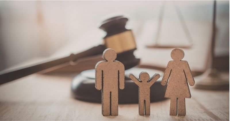 Con dưới 36 tháng tuổi có bắt buộc phải ở với mẹ khi cha mẹ ly hôn? Quyền trực tiếp nuôi con